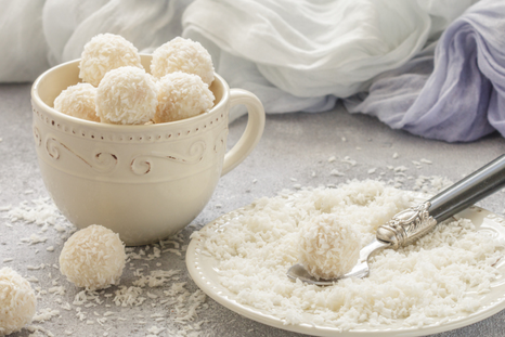 Trufas de coco caseras: un bocado dulce ideal para regalar Foto: Shutterstock