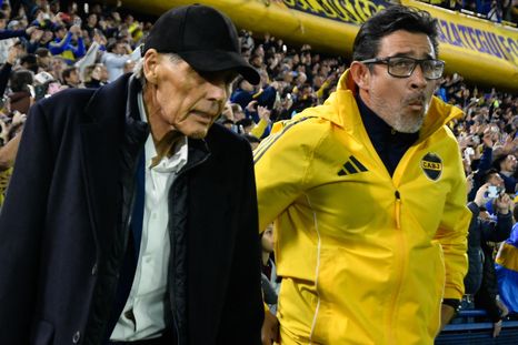 Miguel Ángel Russo, acompañado por Juvenal Rodríguez el domingo pasado en la Bombonera