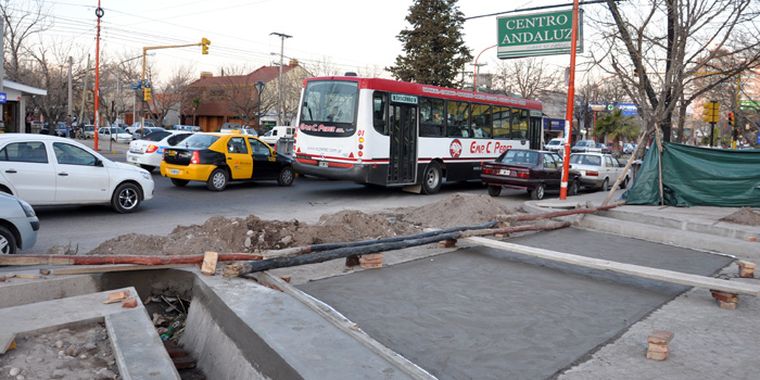 Situación recurrente en el semáforo de Yrigoyen e Iselín. Foto: Ariel Jalley/Mediamza.com