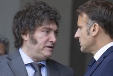 Javier Milei junto a Emmanuel Macron en su cónclave en Francia Foto: EFE
