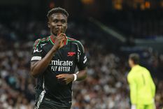 Tras fallar el penal luego de picarla, Bukayo Saka marcó el 1-0 parcial del triunfo de Arsenal y mandó a callar al Bernabéu. Foto: EFE Tras fallar el penal luego de picarla, Bukayo Saka marcó el 1-0 parcial del triunfo de Arsenal y mandó a callar al Bernabéu. Foto: EFE