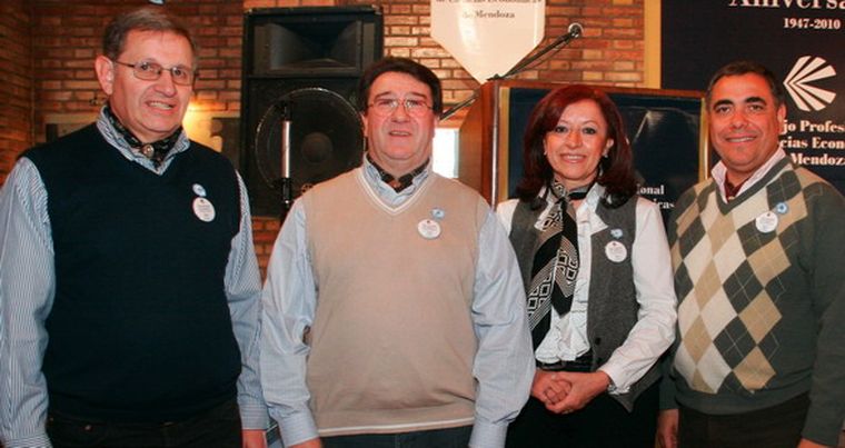 Autoridades anfitrionas: Edgardo Fernández, Miguel Navarro -presidente-, Silvia Lemos y Mario Comellas. Foto: Gentileza
