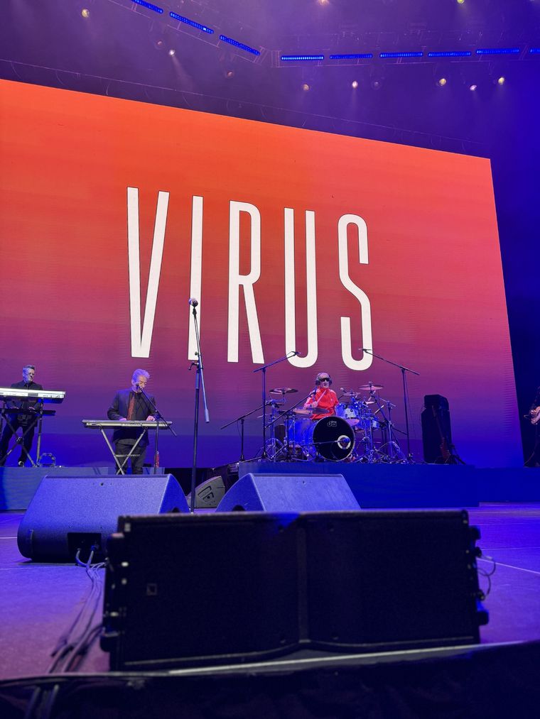 Virus se presentó este viernes en el Movistar Arena Foto: Gabriel Sotelo