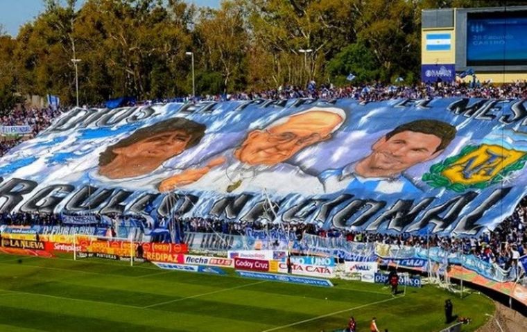 El telón que los hinchas del Tomba hicieron en homenaje al papa Francisco.