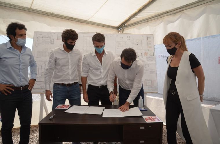 Fernández Sagasti supervisa la firma de un convenio para Godoy Cruz. Foto: Twitter Anabel Fernández Sagasti.