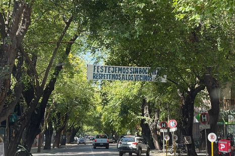 Festejemos sin bocinazos. Respetemos a los vecinos, el pasacalle que llama la atención de los vecinos. Festejemos sin bocinazos. Respetemos a los vecinos, el pasacalle que llama la atención de los vecinos.