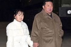 Kim Jong-un, líder de Corea del Norte, junto a su hija, Kim Ju-ae, marcada como sucesora. Foto Dpa