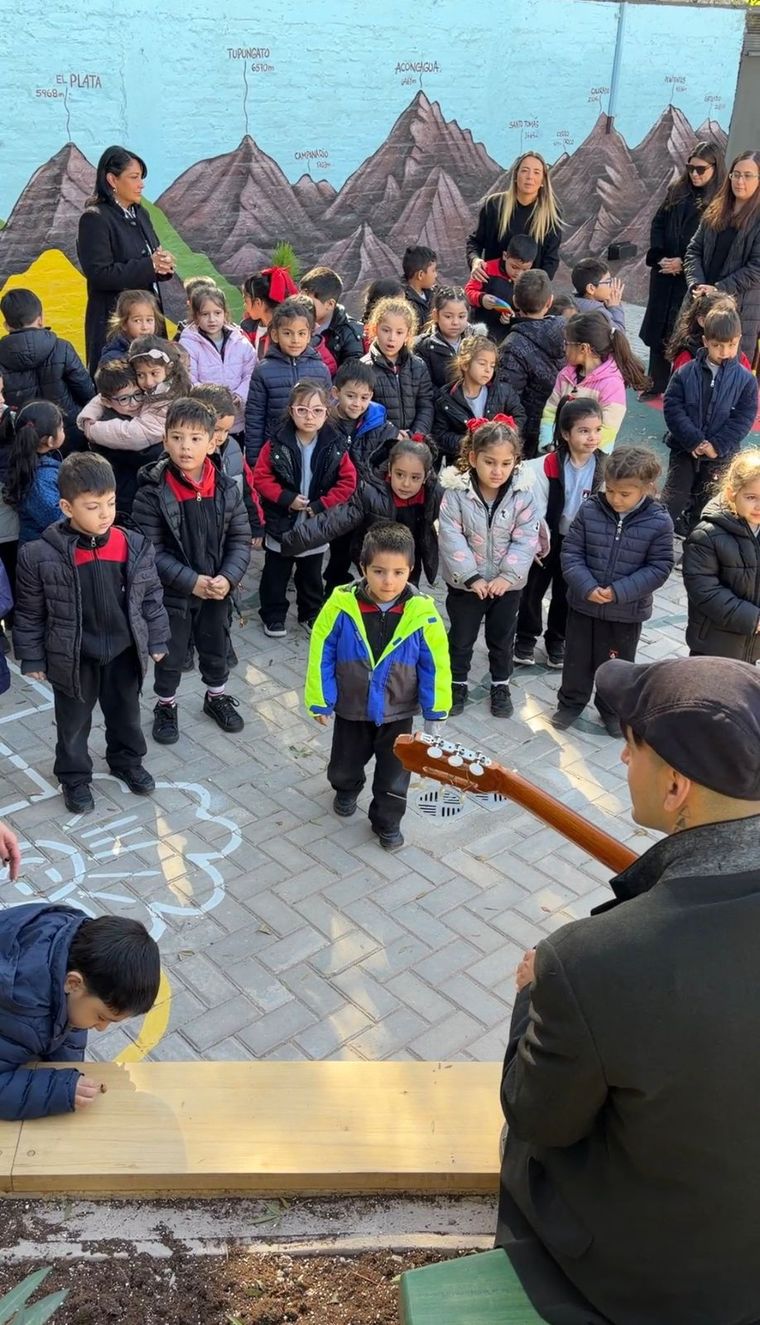 Inspirado en nuevas pedagogías, el patio del colegio mendocino apuesta por el juego, el movimiento y el contacto con la tierra. Inspirado en nuevas pedagogías, el patio del colegio mendocino apuesta por el juego, el movimiento y el contacto con la tierra.