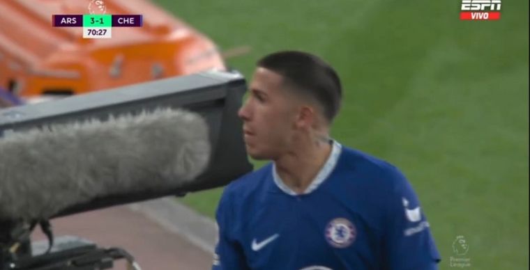 El mediocampista de la Selección argentina explotó al ser reemplazado.