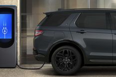 El Land Rover Discovery Sport con tracción total mantiene su gama de eficientes modelos híbridos eléctricos enchufables y Mild-hybrid eléctricos, que proporcionan un rendimiento más que interesante.