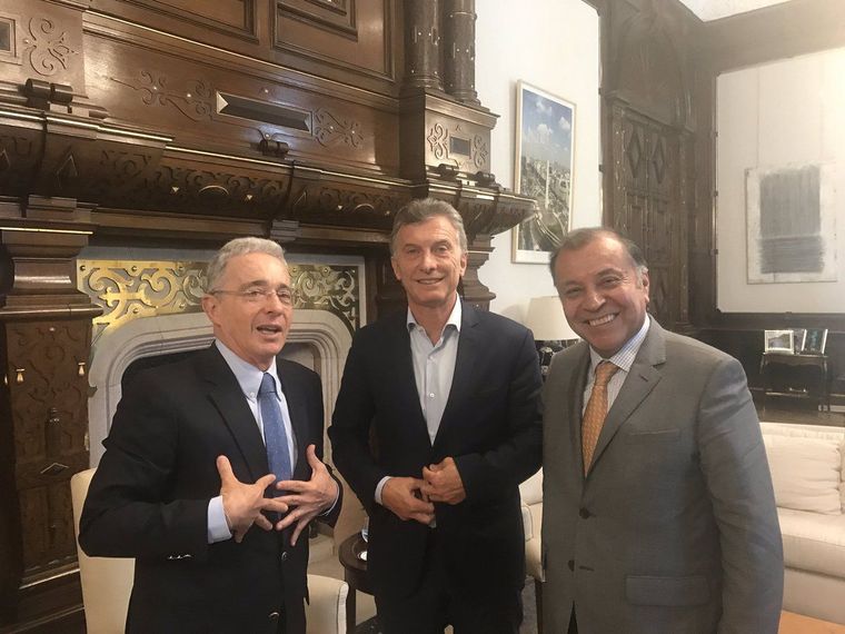 El presidente Mauricio Macri con Álvaro Uribe (izquierda) en 2019, cuando se reunieron para discutir sobre la situación venezolana.