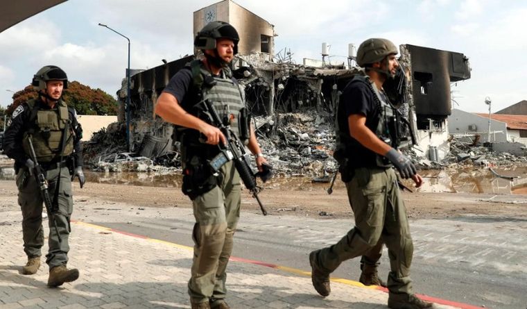 Las fuerzas israelíes constatan el horror recibido Foto: Efe.