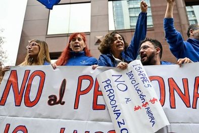 MDZol | Trabajadores de la salud pública protestan frente a la sede de la Asociación de Isapres por la deuda que las aseguradoras mantienen con sus afiliados. Foto: GETTY IMAGES