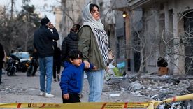 Una mujer y su hijo observan las consecuencias de un ataque aéreo estadounidense-israelí contra una comisaría de policía en Teherán a principios de marzo. Una mujer y su hijo observan las consecuencias de un ataque aéreo estadounidense-israelí contra una comisaría de policía en Teherán a principios de marzo.