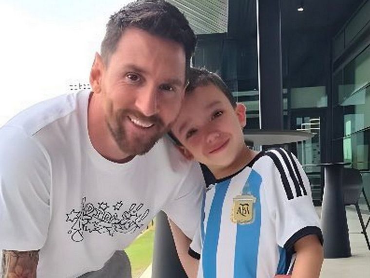 Manu, el chico de Bariloche que hace el mismo tratamiento que Messi, cumplió el sueño de conocer a su ídolo Foto: Twitter @gastonedul
