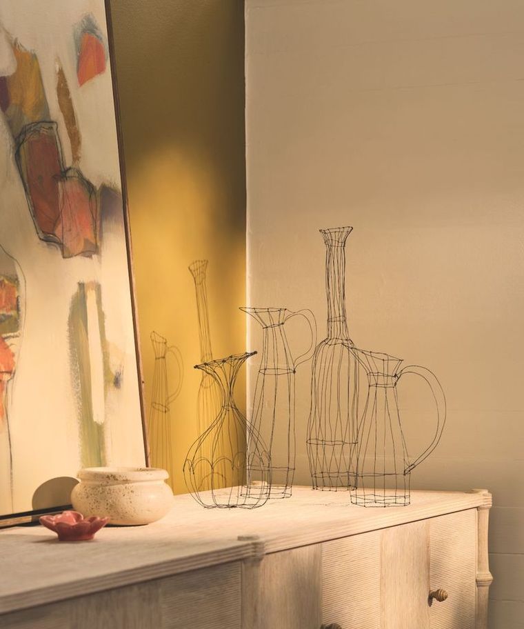 Crear una exhibición escultórica. Considera los objetos cotidianos como pequeñas obras de arte. Un cuenco de madera torneado a mano, una vasija de cerámica o una lámpara de formas suaves pueden actuar como elementos escultóricos que dan un toque distintivo a una habitación. Créditos: Ali Brown y Jake Curtis. Crear una exhibición escultórica. Considera los objetos cotidianos como pequeñas obras de arte. Un cuenco de madera torneado a mano, una vasija de cerámica o una lámpara de formas suaves pueden actuar como elementos escultóricos que dan un toque distintivo a una habitación. Créditos: Ali Brown y Jake Curtis.