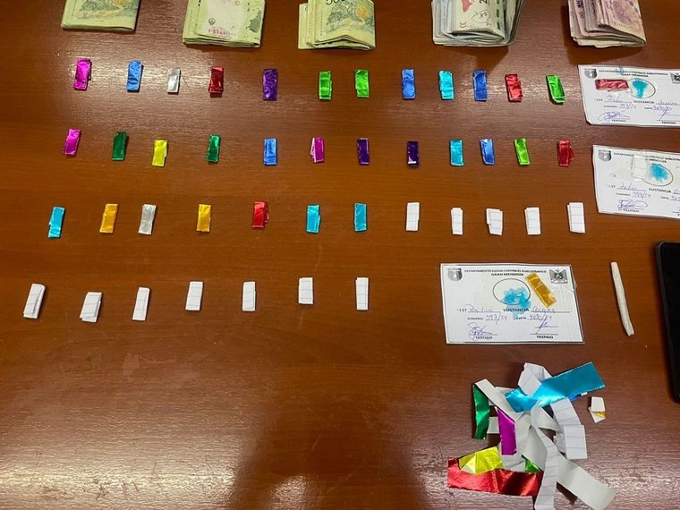 Entre lo confiscado se encontraron 46 envoltorios conteniendo cocaína Foto: Ministerio de Seguridad