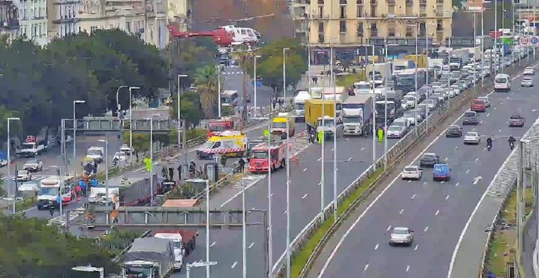 Como consecuencia del choque, el tránsito fue desviado hacia la Avenida San Juan.