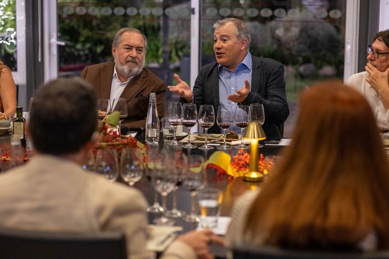 Ramiro Barrios acompañó la charla. Ramiro Barrios acompañó la charla.