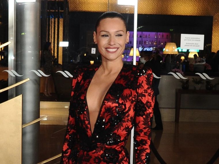 Pampita con un vestido del museo de Elsa Serrano.