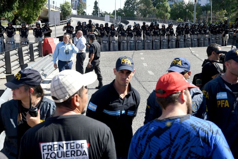 Habrá concentración en el Obelisco y Puente Pueyrredón con acampe incluido Foto: Telam