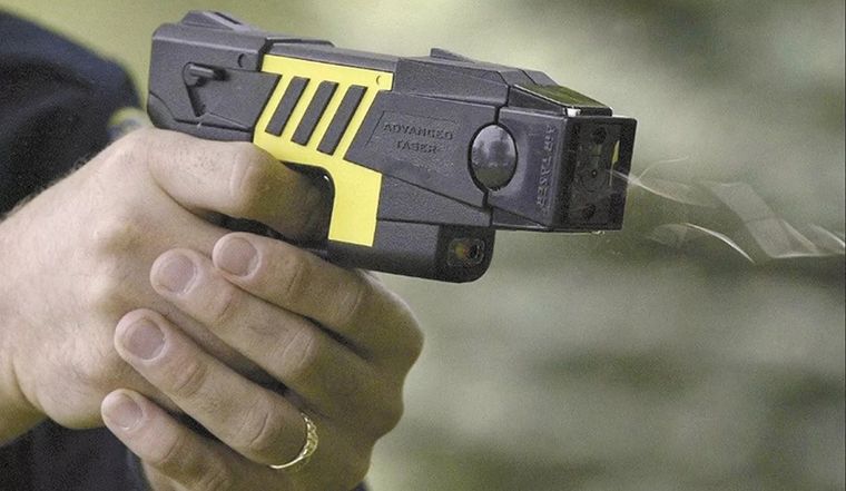 Las pistolas Taser, también conocidas como armas de electroincapacitación, son dispositivos que disparan dardos con cables unidos a un generador de pulso eléctrico. Foto: Archivo MDZ