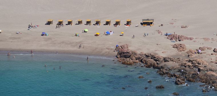Con marea baja, la playa se ensancha y aparecen piletones naturales junto a las grutas. Con marea baja, la playa se ensancha y aparecen piletones naturales junto a las grutas.