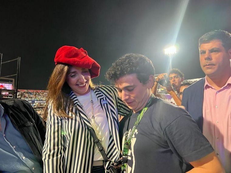 Victoria Villarruel recibió un especial obsequio de un joven que estaba entre el público anoche en el Festival de Jesús María Foto: Cadena 3