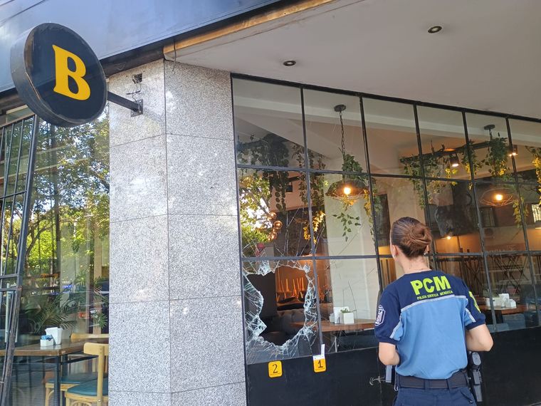 El agujero en la ventana por el que se metieron a robar el café capitalino.