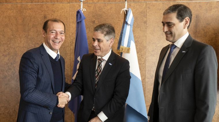 Gutiérrez, González, Iuliano En un encuentro con el mandatario neuquino, Omar Gutiérrez, la cúpula de YPF ratificó los planes para este año y la expectativa de crecimiento de la producción.