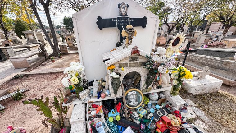 El sector mas viejo del cementerio custodia una historia de fe sucesos extraños.