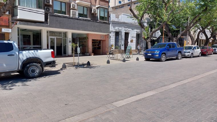 El primer tramo de la calle Sarmiento ya esta adoquinado y decenas de autos ya ocupan su espacio para estacionar. El primer tramo de la calle Sarmiento ya esta adoquinado y decenas de autos ya ocupan su espacio para estacionar.