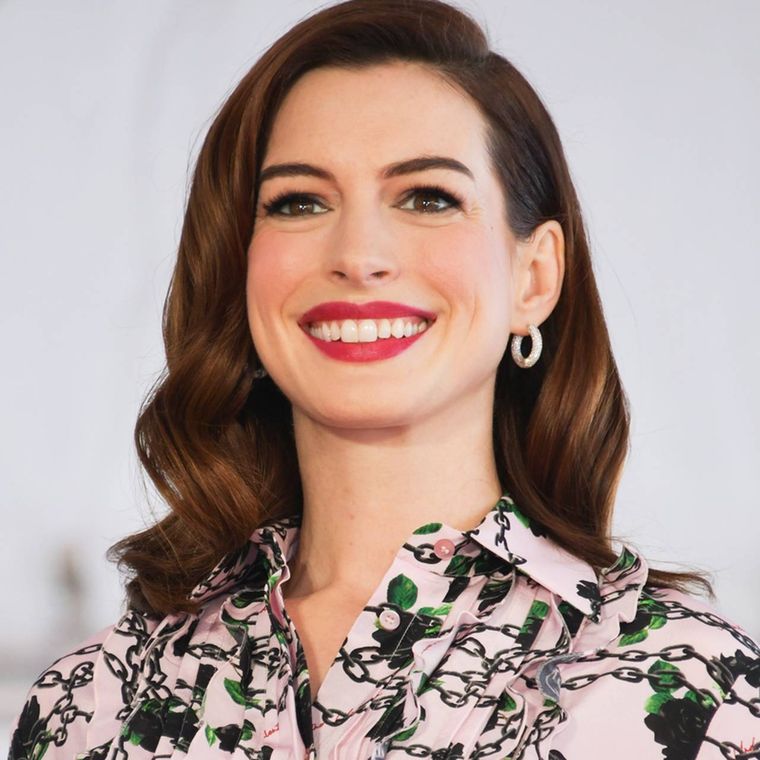 El apasionado beso de Anne Hathaway en plena calle Anne Hathaway Foto: https://www.fitforfun.de/news/selbstliebe-so-fand-anne-hathaway-zu-sich-selbst-367668.html