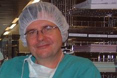 El médico Sitges-Serra es autor del libro Si puede, no vaya al médico.