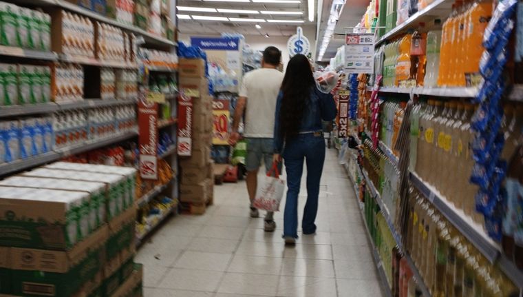 La Canasta Básica Total fue en noviembre poco más de $3.600 más barata y Canasta Básica de Alimentos bajó $4.300. Foto: Juan Mateo Aberastain Zubimendi / MDZ.