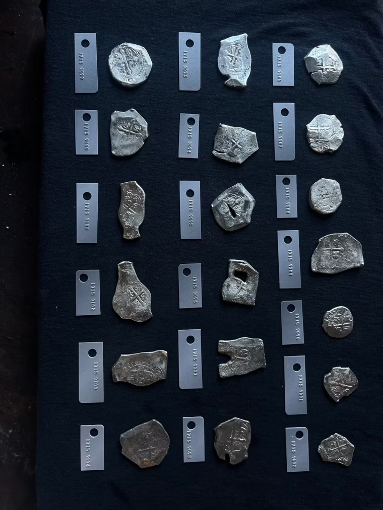Monedas de plata recuperadas del naufragio de la flota del tesoro de 1715, halladas frente a las costas de Florida durante la temporada de búsqueda de 2025. Monedas de plata recuperadas del naufragio de la flota del tesoro de 1715, halladas frente a las costas de Florida durante la temporada de búsqueda de 2025.