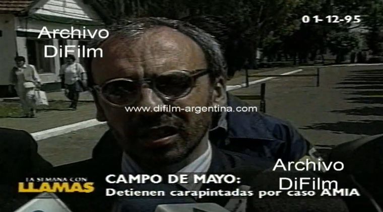 El juez Galeano declarando a la prensa luego de los 12 allanamientos que se realizaron ese 1 de diciembre de 1995. El juez Galeano declarando a la prensa luego de los 12 allanamientos que se realizaron ese 1 de diciembre de 1995.