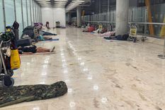 Migrantes y personas sin hogar compartían este pasillo mientras dormían en la terminal 4 del aeropuerto de Madrid-Barajas.