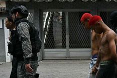 La policía detuvo a decenas de presuntos miembros de Comando Vermelho, pero su líder sigue prófugo. La policía detuvo a decenas de presuntos miembros de Comando Vermelho, pero su líder sigue prófugo.