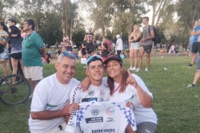 MDZol | Matías entre papá y mamá, sus grandes sostenes.