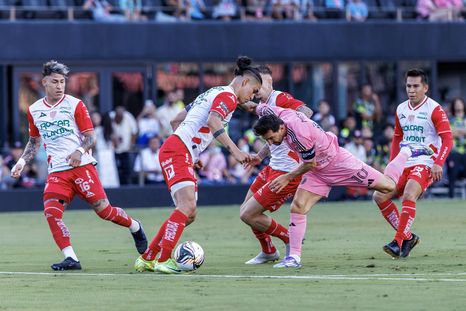El momento de la lesión de Lionel Messi. El capitán argentino debió abandonar el campo de juego a los 10 minutos de juego. El momento de la lesión de Lionel Messi. El capitán argentino debió abandonar el campo de juego a los 10 minutos de juego.