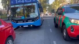 El colectivo de la línea 146 en el que viajaba la mujer que sufría convulsiones y los otros siete heridos.
