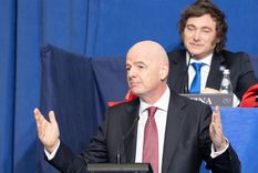 Gianni Infantino nació en Suiza, estudió Derecho y comenzó su carrera en organismos vinculados al deporte. Gianni Infantino nació en Suiza, estudió Derecho y comenzó su carrera en organismos vinculados al deporte.