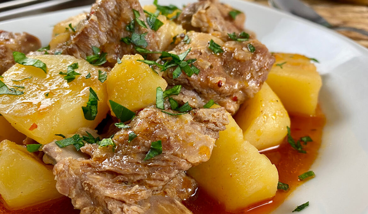 En algunas regiones, la receta incluye vino blanco para intensificar el sabor del caldo y aportar un toque más profundo. En algunas regiones, la receta incluye vino blanco para intensificar el sabor del caldo y aportar un toque más profundo.