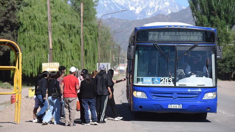 Vecinos de Las Compuertas esperan el colectivo para poder ir a votar. 