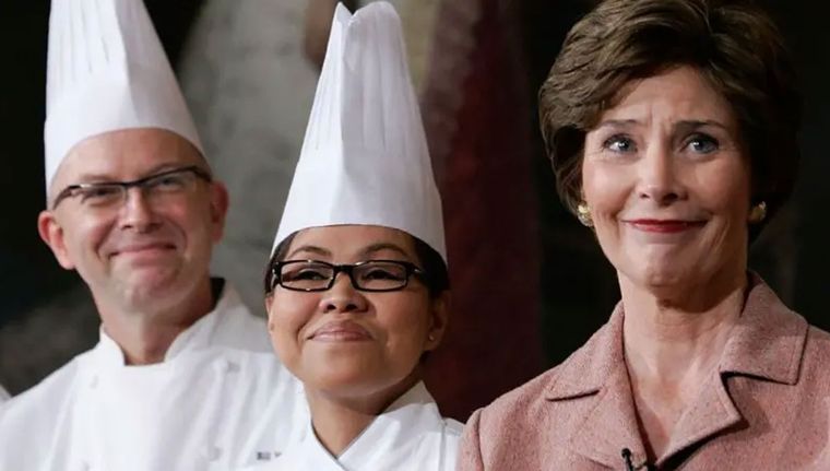 La primera dama Laura Bush (der) fue quien escogió a Comerford (centro) como chef ejecutiva. Aquí, con el chef pastelero de la Casa Blanca, William Yosses, en 2006. Foto: Getty Images