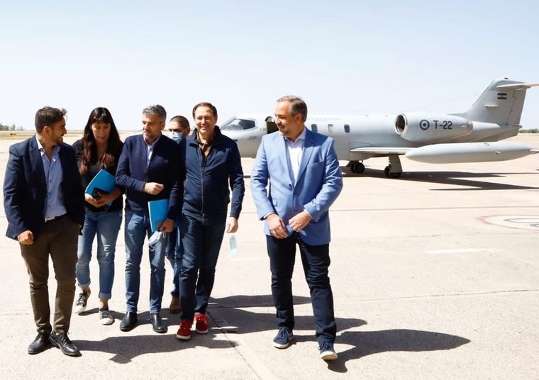 Juan Zabaleta junto a los intendentes Fernando Ubieta, Roberto Righi y Matías Stevanato. Foto: Twitter @MatiasStevanato
