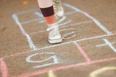 Hay generaciones que crecieron lejos de las pantallas y que los juegos en las veredas, escuelas y clubes formaban lazos únicos. Foto: Canva