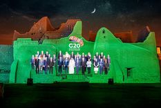 la llamativa foto de familia del g20 en pandemia la llamativa foto de familia del g20 en pandemia