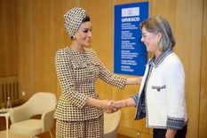 Dos monarcas comparten evento y looks para que las mujeres +60 puedan clonar Foto: Instagram